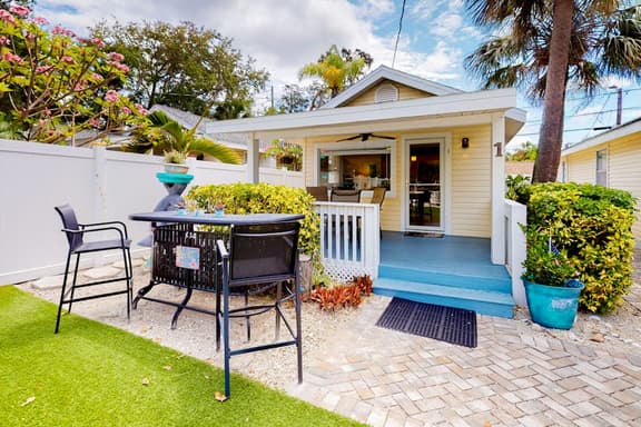 3 Cozy Cottages with Kitchens, AC & Shared Yard