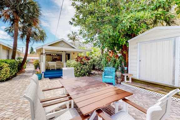 Cute cottage near the beach with grill enclosed yard WiFi WD deck and AC