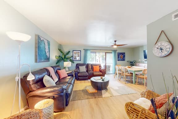 Lovely waterfront townhouse with pool fast WiFi central AC and washer dryer