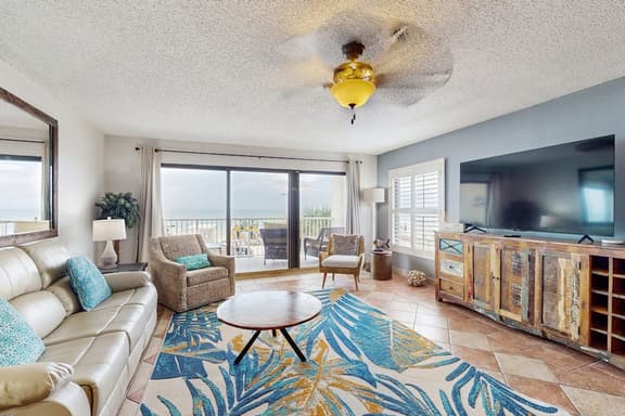 Corner condo with endless Gulf views full kitchen and balcony dogs welcome
