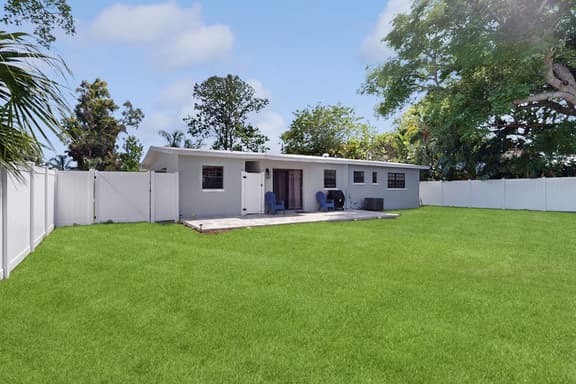 Dog friendly getaway with enclosed yard central AC and WD snowbirds OK