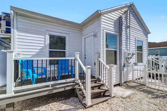 Central beach cottage with full kitchen AC and WD walk to beach and dining