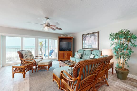 Oceanfront Gem w Pool Hot Tub and Stunning Views Covered Parking