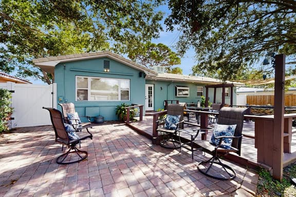 Charming home very close to the beach with a spacious and private yard and hot tub