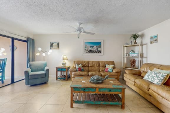 Bright and recently redone condo hot tub pool and tennis direct beach access