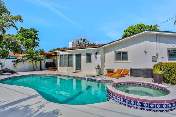 Large heated pool home with backyard oasis, AC and Wifi