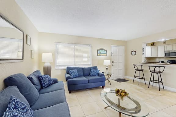 Beachside St Pete Condo w Heated Pool Near Landmark Restaurants