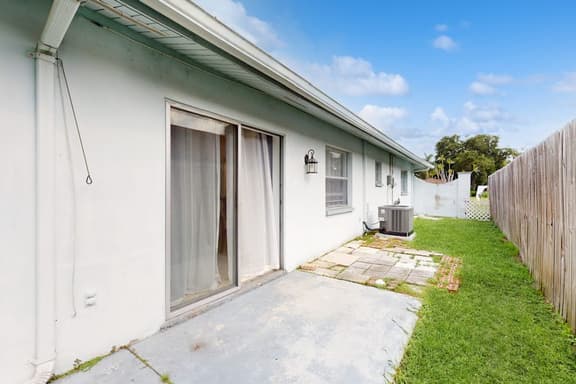 Centrally located dog friendly comfortable home with AC and WD