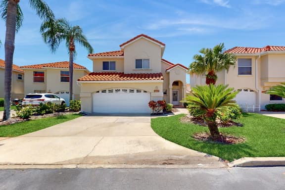 Snowbird friendly townhouse near downtown with heated pool hot tub grill golf
