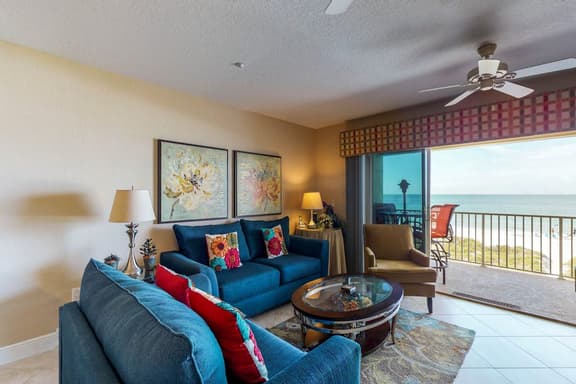 Cozy beachside condo with pool and hot tub walk to restaurants