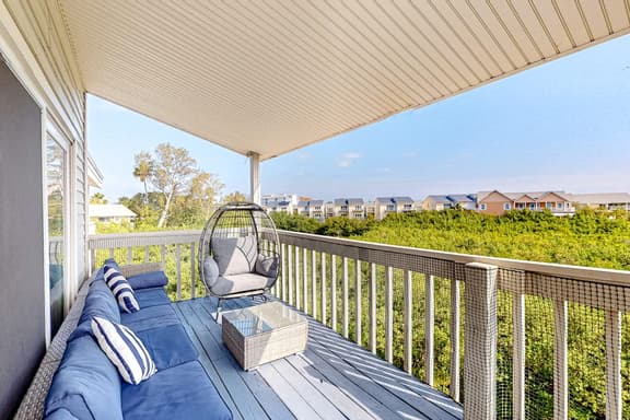 Water views and across the street from Gulf of Mexico Loft AC Beach Gear