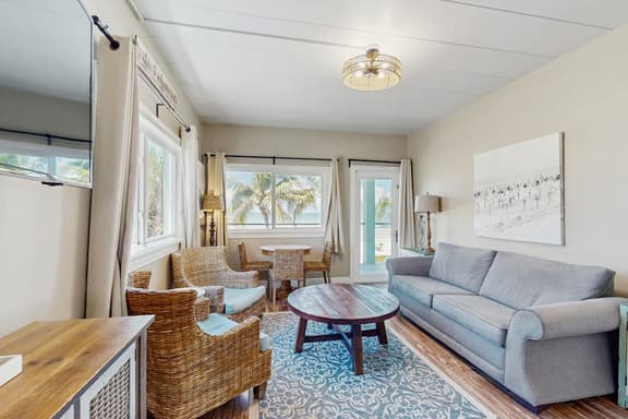 Gulf front condo top floor beach access full kitchen and central AC