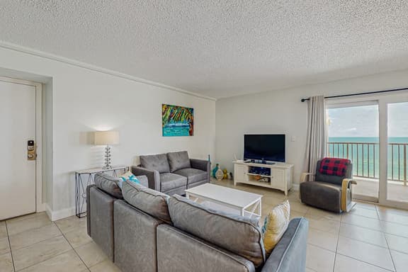 Plush condo with amazing sunsets on Gulf view balcony snowbirds OK