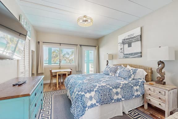 Gulf front condo top floor beach access full kitchen and central AC