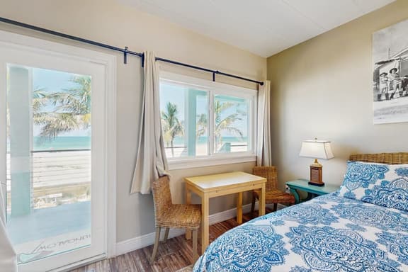 Beachfront condo top floor Gulf views full kitchen and central AC