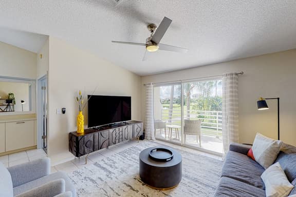 2nd Floor Condo Overlooking Country Club Greens w Free WiFi AC and Shared Pool