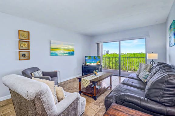 Waterfront Amenities, Walkable Dining & Gulf Beaches Nearby