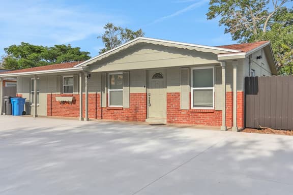 Cozy home with screened lanai foosball and fenced yard