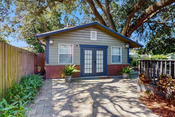 Dog friendly cottage near downtown Tampa and attractions with central AC and WD