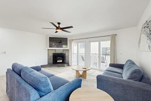Spacious and modern close to Gulf and beaches dog friendly private garage