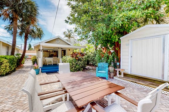 Adorable cottage near the beach with WiFi full kitchen and shared yard