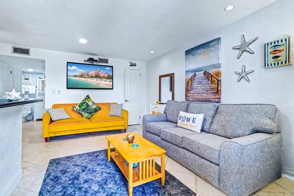 Cozy Condo, Steps to St. Pete Beach + Shared Pool