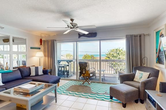 Gulf view and stunning sunsets family friendly steps from beaches WD and WIFI