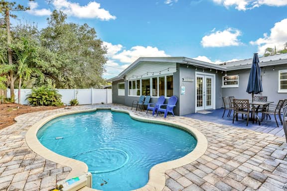 Dog friendly Oasis with Private Pool WiFi and Washer Dryer 5 Min to Beach