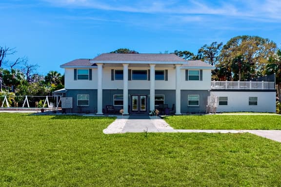 Beautiful Estate on Millers Bayou with Free WiFi Game Room Firepit and Hammock