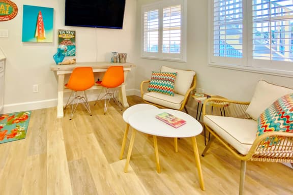 Retro chic beachfront studio mere steps from sand grilling area and shuffleboard - Image 1