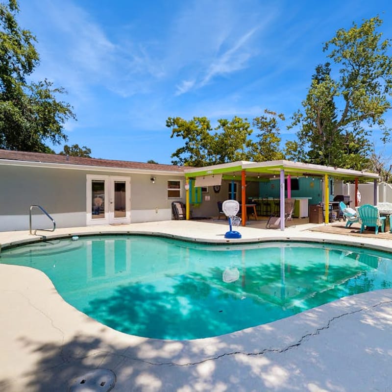 Bright Home with Private Pool High Speed WiFi Firepit Outdoor Bar and Grill